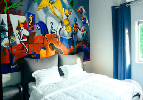 龙里对于酒店的墙体彩绘而言更注重哪些方面？